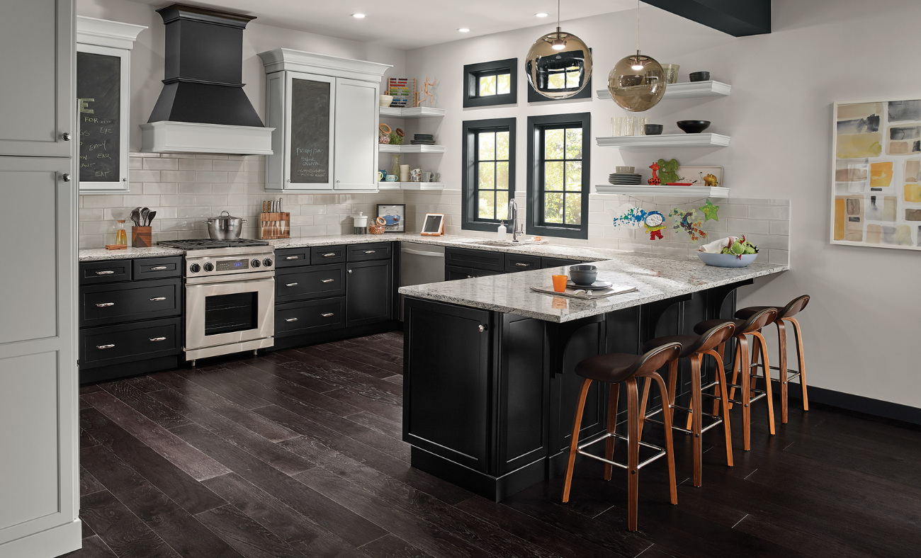 Stylish two-tone kitchen cabinets blending contrasting colors.